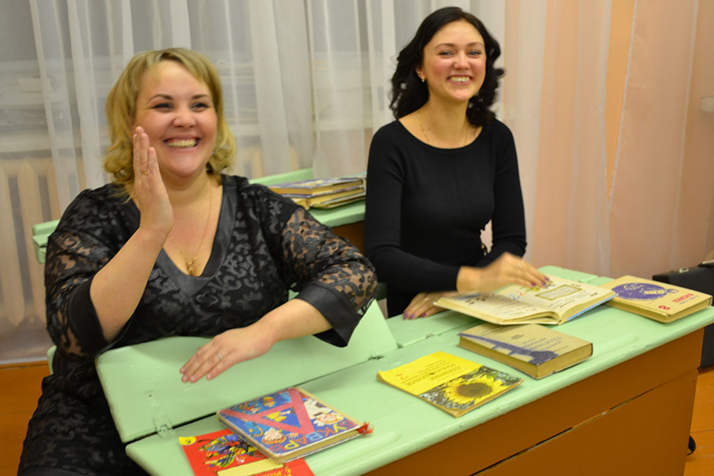 В школьном музее выпускницы 2000 г. Татьяна Ломакина и Лилия Рудакова