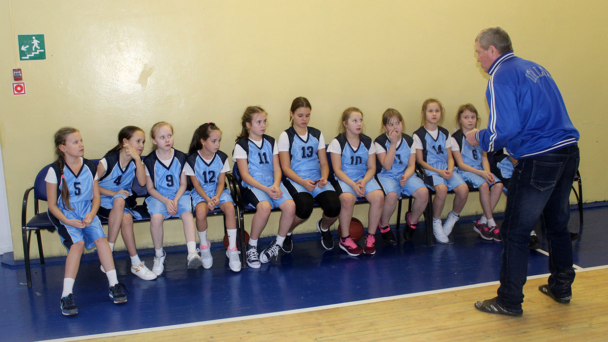 Тренер А.О. Ершов дает наставления команде