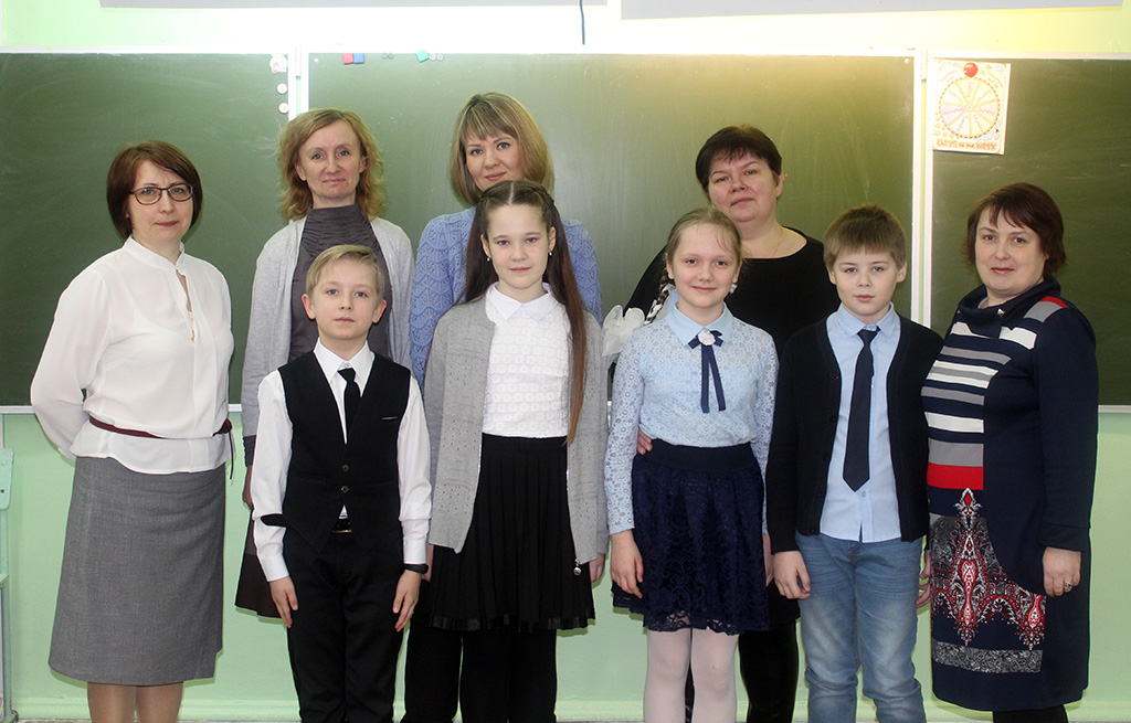 Слева Ластина М.Н. и ее победитель Тарасов Василий