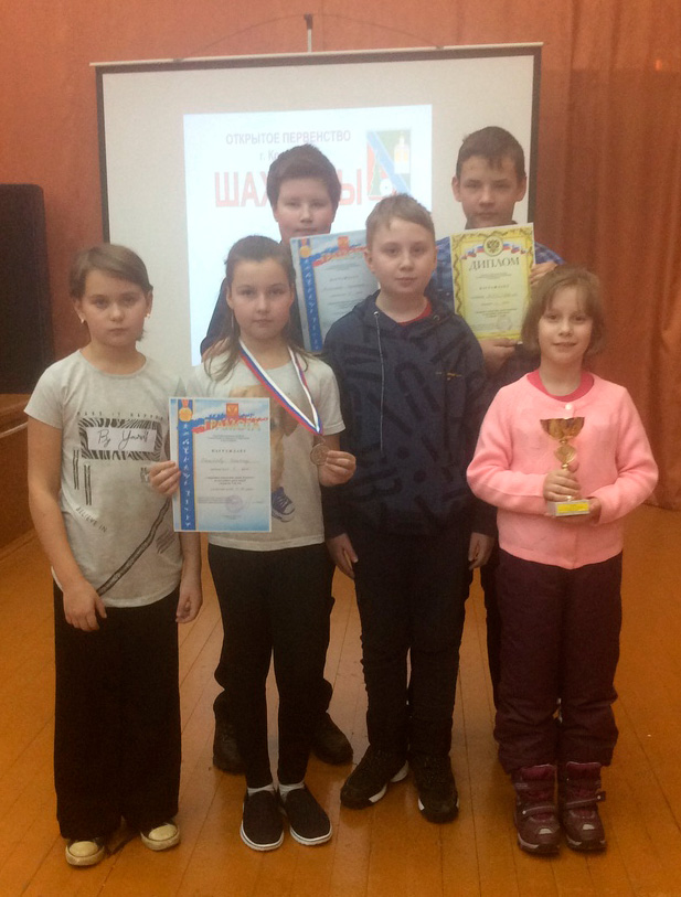 Команда школы №5, победителя шахматного турнира среди детей 7-14 лет