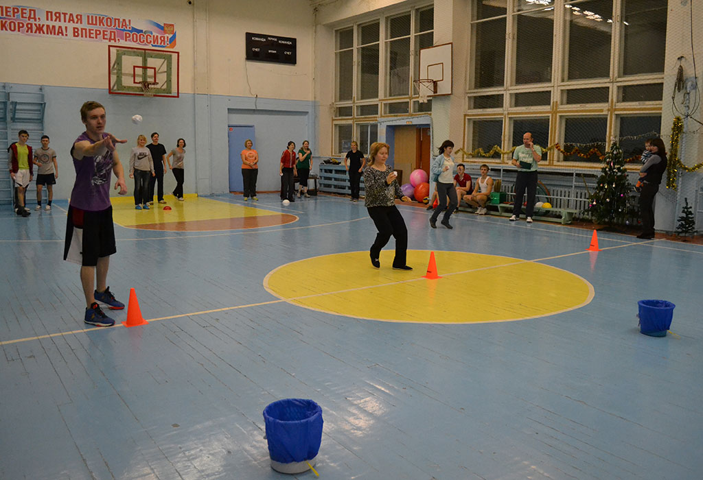 А снежком в корзинку?