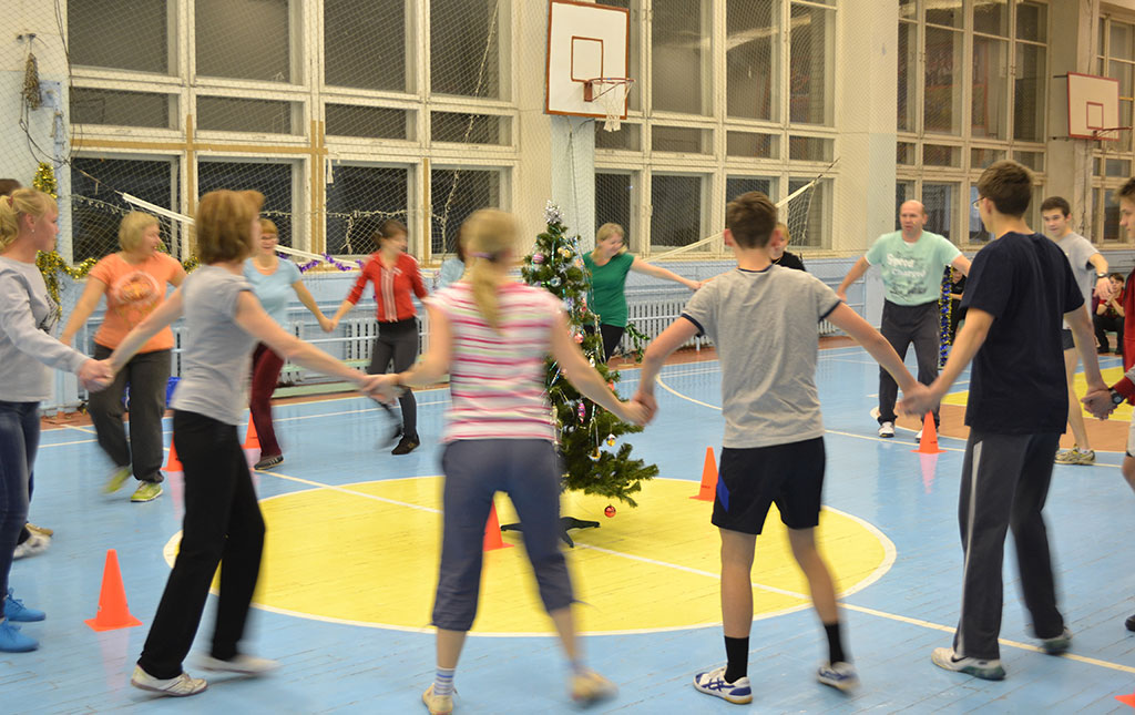 Хоровод вокруг елки