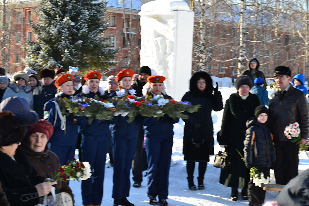 Возложение гирлянды к обелиску Славы